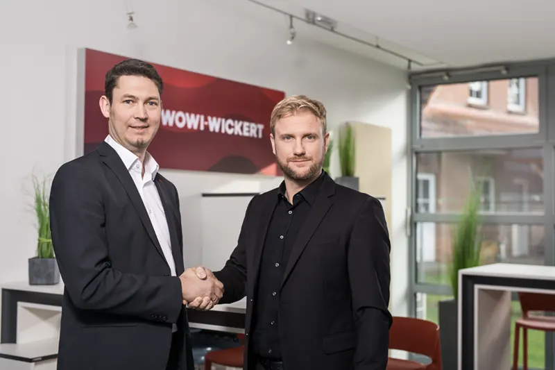 Geschäftsführer Sebastian Wickert, WOWI-Wickert GmbH, begrüßt den neuen Mitarbeiter für den Außendienst Herrn Jens Frohne