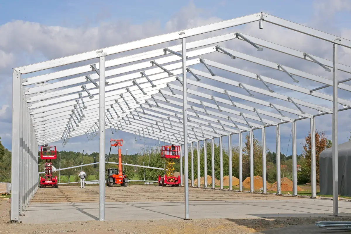 Bild Aufbau der Metallträger für die neue Lagerhalle bei WOWI-Wickert in Meißendorf