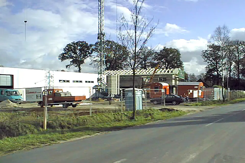Bild Neubau des WOWI-Wickert-Firmengebäudes im Jahr 2000 mit Blick auf Lagerhalle